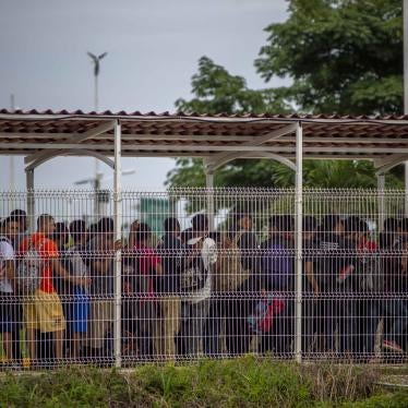Migrants are guided by the Mexican authorities through the Ceibo border crossing between Guatemala and México on January 19, 2020. 