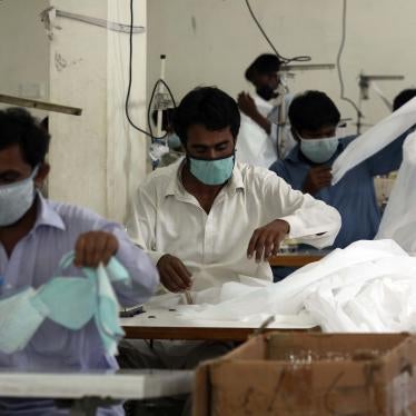 Pakistani workers make face masks, which are in great demand worldwide due to the outbreak of the coronavirus, in Karachi, Pakistan, March 31, 2020. © 2020 AP Photo/Fareed Khan  