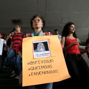 Mulheres fazem ato na rodoviária do Plano Piloto para denunciar o feminicídio em Brasília