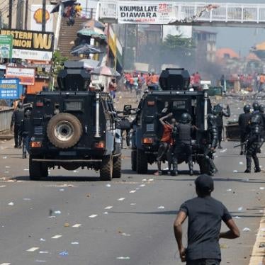  Des policiers arrêtent un homme lors d'une manifestation contre le projet de nouvelle constitution à Conakry, en Guinée, le 14 novembre 2019.  © 2019 Cellou Binani/AFP via Getty Images